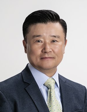 난리난 의성 군수 출마자 최익봉 스펙
하나회 라스트 멤버!!!
그리고 밝혀진 미담 하나.
최익봉 육군 특전사령관(56∙중장)이 여군 부사관과 부적절한 관계를 가진 것으로 드러나 보직 해임됐다.(2012년)