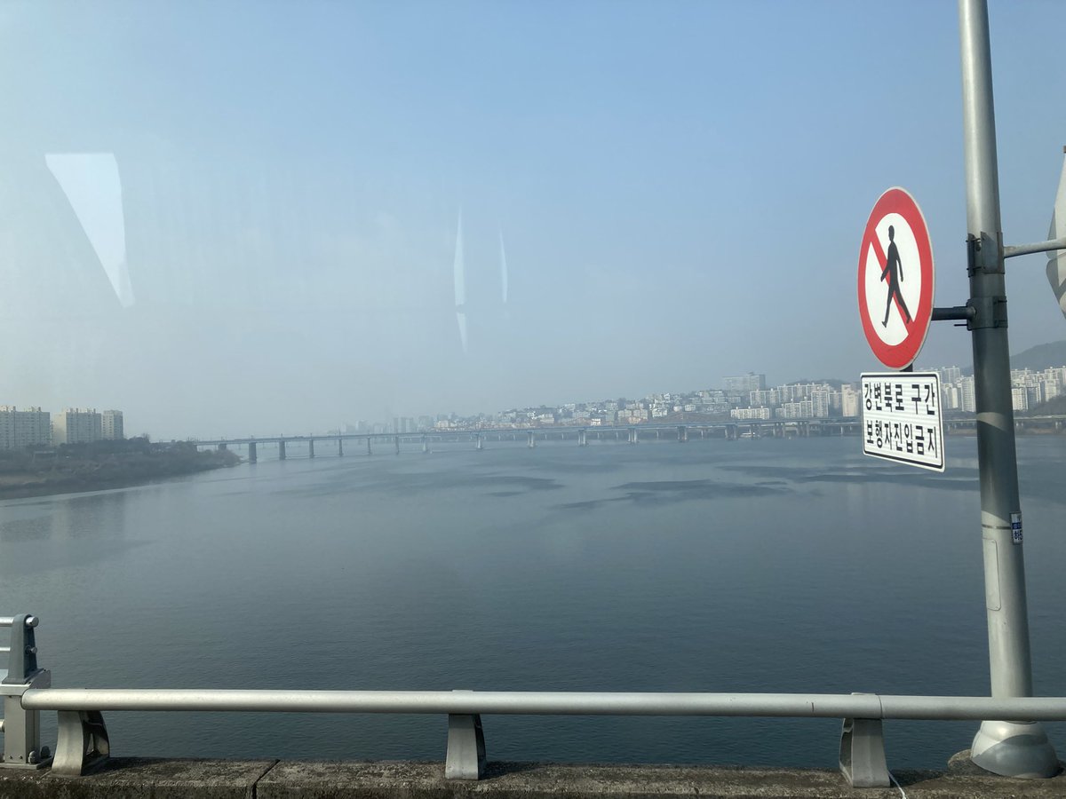 귀성길 시작🚌
차 막히기 시작하는 시점에 나도 출발하는 거 같지만 난 자면 되니까..!