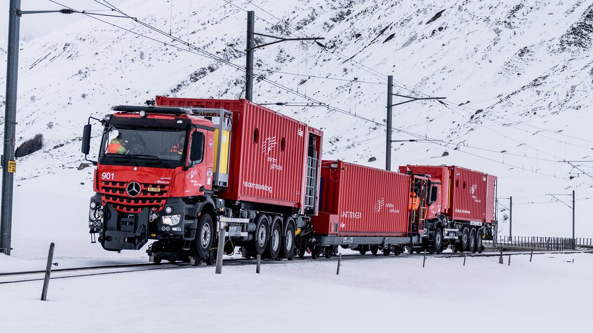 I've been seeing some tweets saying Flynn being a road/rail hybrid fire truck is inauthentic or fake. The concept of them do exist. The last is actually a fire truck: eurogunzel.com/2024/12/road-r…