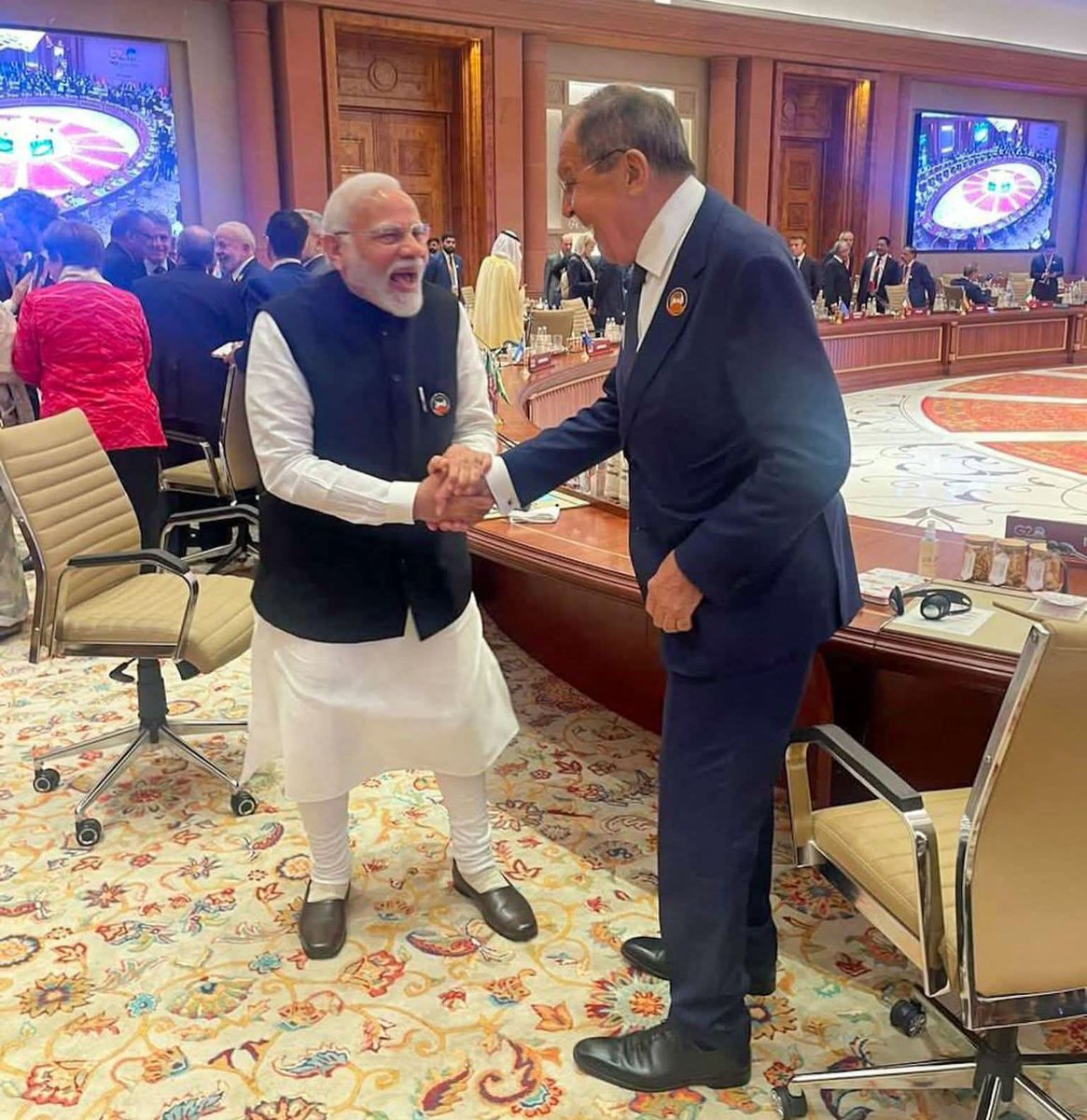 ramanswall's tweet image. At #railwaystation , one  #beggar  tests another by giving an expert tip to laugh before #Foreigners 

Will he fall for it or #pass the test?  

 ‘MAIN MOORKH NHAI HOON’

#tiktok