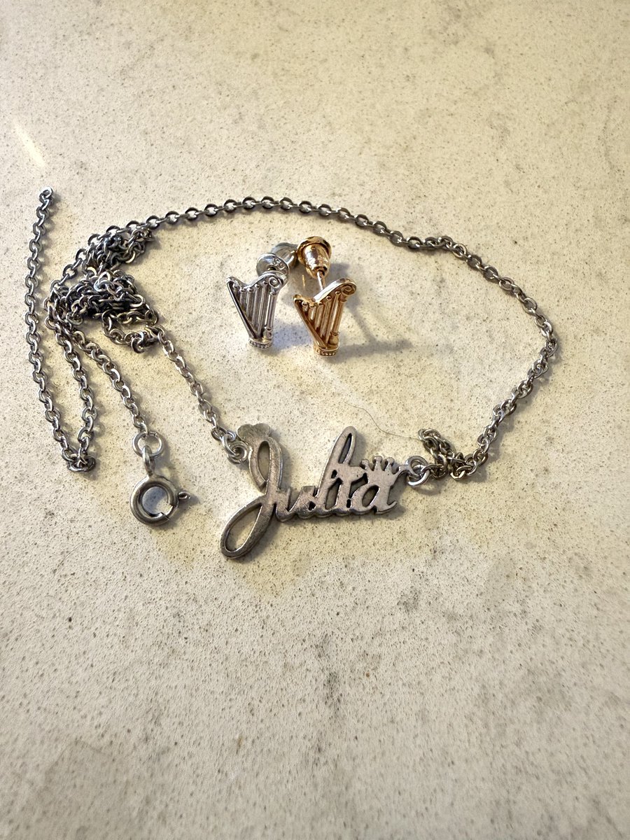 女儿洗漱的时候把她的宝贝们摘下
当年那个需要我住院保胎的小东西
已经是十岁的大姑娘了