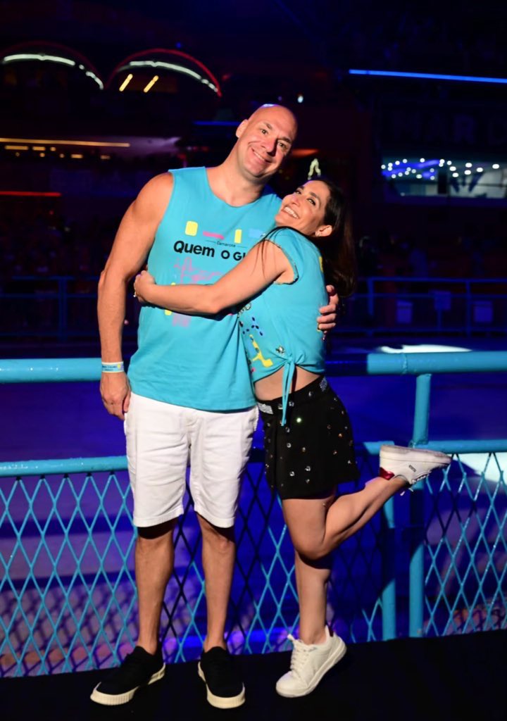 CARNAVAL! Dany belíssima curtindo a Sapucaí ao lado do irmão Edson 🥳🩵✨