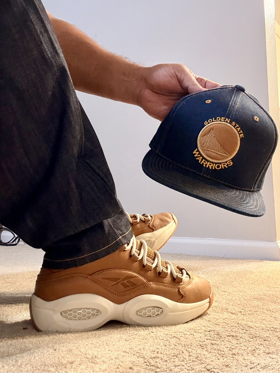 loucabrera77's tweet photo. Went into the vault and pulled out these Reebok question Mid “SNS” collabs and this throw back shirt that I think goes pretty good with them. Happy Valentines yall ❤️. Time to go eat #kotd #fotd #DUBCITY #REPYOURCITY https://t.co/RvEfOa1GGo