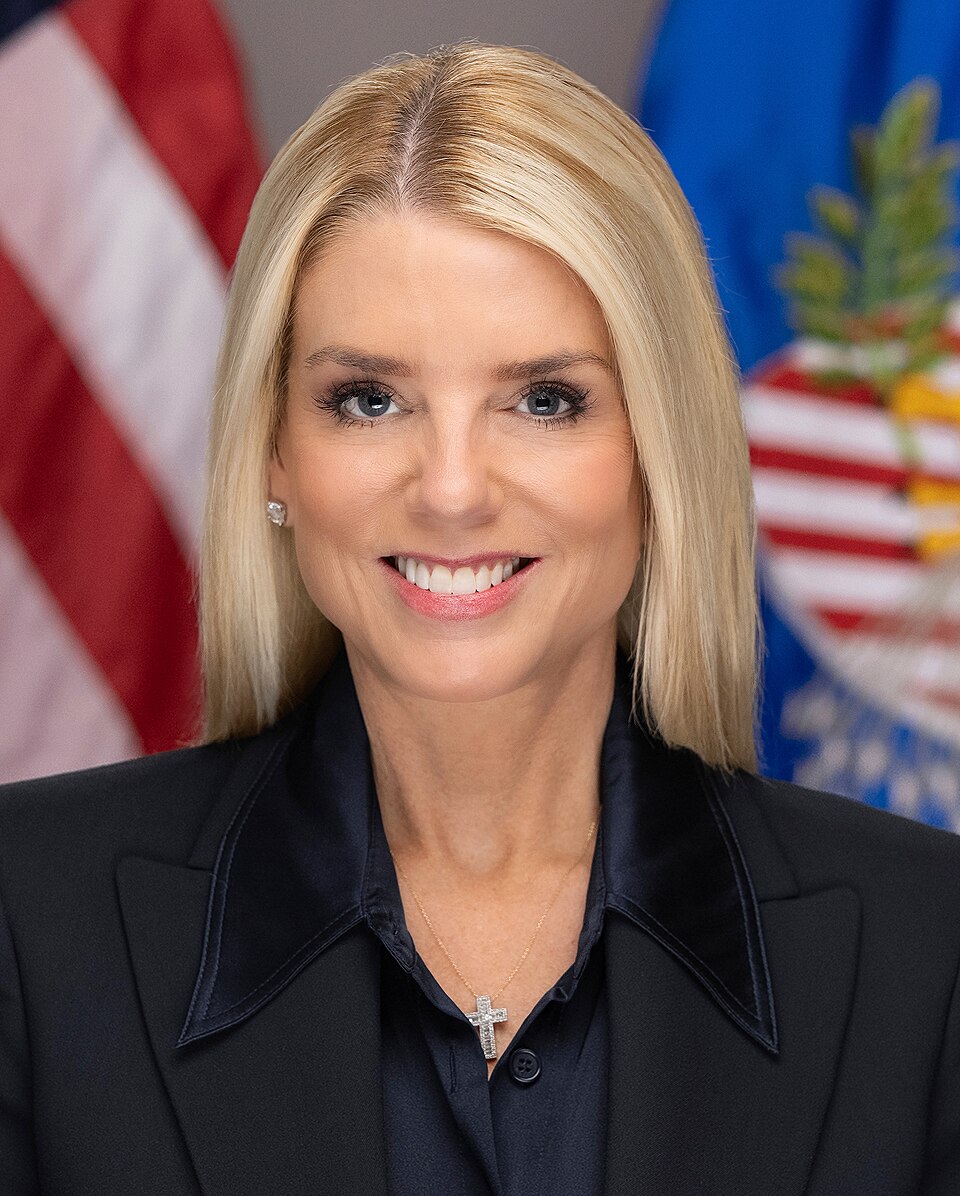 Ella es Pam Bondi, la actual fiscal general de los Estados Unidos. 

Pensé que tenia cerca de 39 años aprox.... Pero no.

Tiene 60 años. 

Si, 60.. 

OMFG....