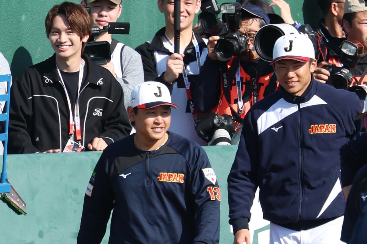 【侍ジャパン宮崎合宿🇯🇵】

#宮城大弥 投手
#曽谷龍平 投手

2人が笑顔で向かった先には…👀

オリックスファンとしても知られる #なにわ男子 の #藤原丈一郎 さんが駆けつけていました🔥

Photo by Yuki Kajiya