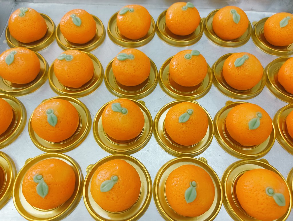 ขั้นตอนสุดท้ายของการทำเปี๊ยะส้มมงคล พาน้อง 🍊 มาทาวุ้นให้ผิวเงาสวยก่อนจัดส่งค่ะ