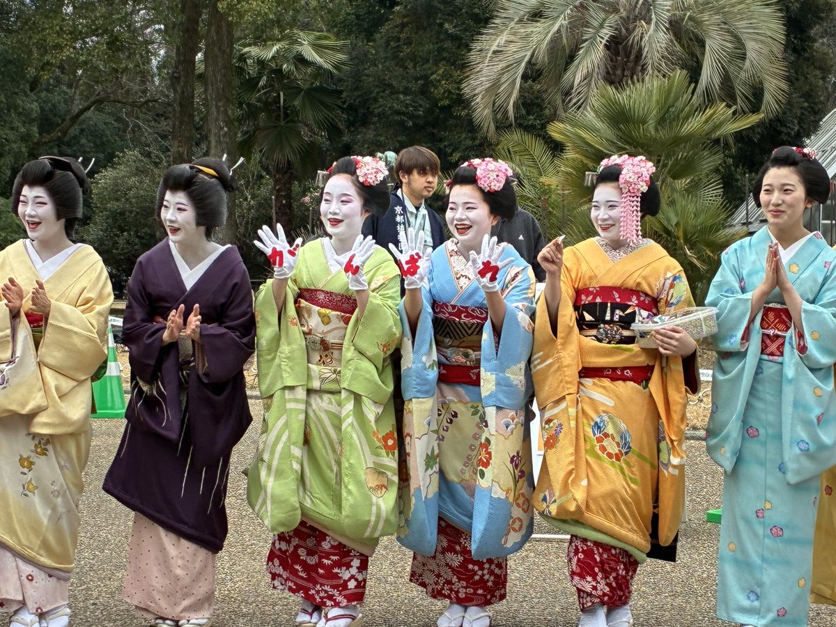 芸妓舞妓さんも応援してくれていますよ📣 

今年も府立植物園では祇園甲部の芸妓舞妓さん👘がランナーのみなさんを応援しています！
おきばりやす～😊
#みんなで京都マラソン