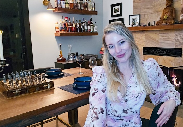 MissAuroraSnow's tweet photo. Despite planning to stay cozy on the couch all day... by nightfall, I decided to get dressed up and indulge in a glass of wine and a game of chess by the fire. #nightowlenergy #HappyValentinesDay https://t.co/mMZzN6Xo8k