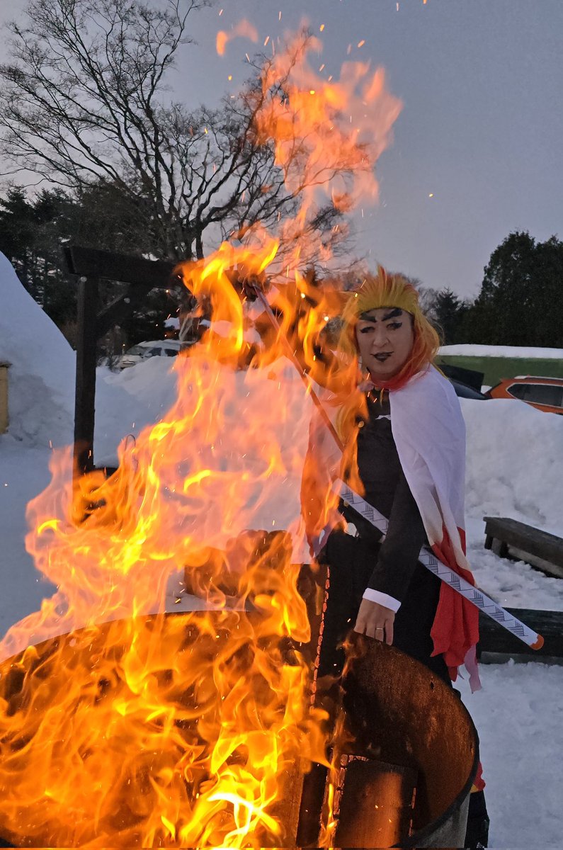 tora_camp_cospl's tweet photo. 今年のコスプレ始めは煉獄さん。２年前より少し痩せたので、衣装が少しだけ着やすくなりました。メイクしてからウィッグ装着しようとして、おでこが全部黒くなったりしました。
#コスプレキャンパー https://t.co/mcW91MIm8c