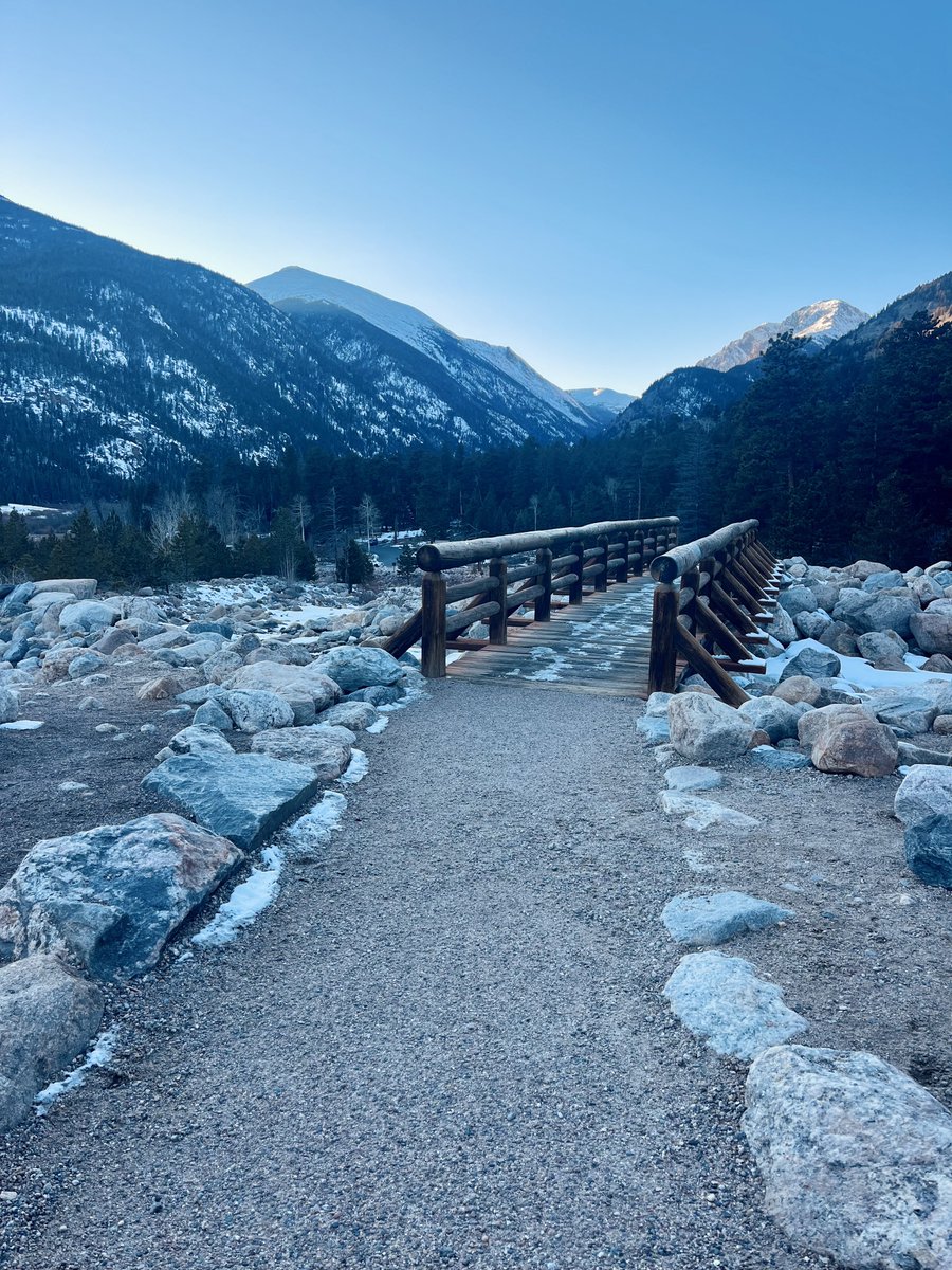 2jnd2's tweet image. Happy Valentine’s Day from #RMNP ❤️
Trips &amp;gt; Gifts 😘 
Last 2 pics are from my evening run watching the sun disappear behind the mountains 🌄 #Bliss