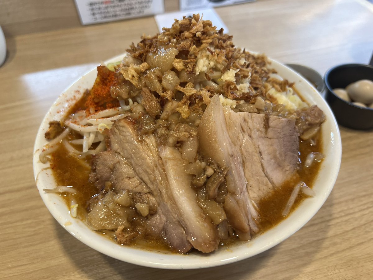 hidehal's tweet photo. ラーメンまた此処で「焦がし味噌ラーメン」
またここの初の限定
高まる期待を遥かに超えてくるめちゃウマな一杯
焦がしの香ばしさとコク深さ、ガツンと濃厚でパンチのある味わいにあと引く甘みのほっこり感が堪らんね
フラオニも相性抜群で👍
めちゃくちゃ美味すぎました🤗 https://t.co/xj0ZZsaCm0