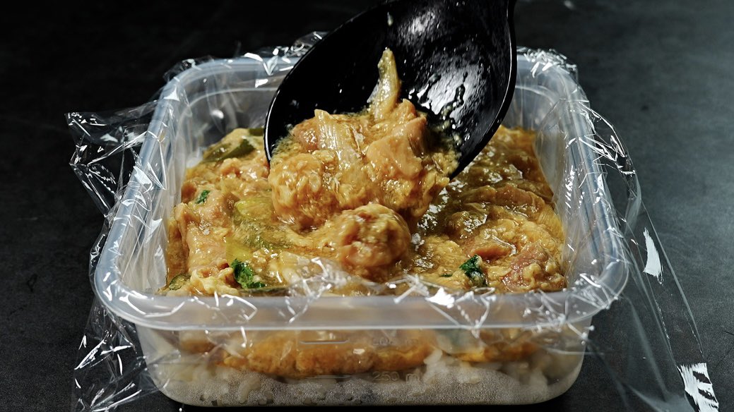 muscle1046's tweet photo. ダイエット中の方へ
週末に4〜5食分作って冷凍保存
平日はレンジで6分〜チンするだけ

タンパク質は35g、脂質は11g
PFCバランスが完璧すぎる

『激やせ親子丼冷凍弁当』

実は卵は冷凍不向きで解凍するとボソボソになるのですが…

この通りに作ると解凍後も作りたてのように卵がふわっとろっに！ https://t.co/euky1sTaCR