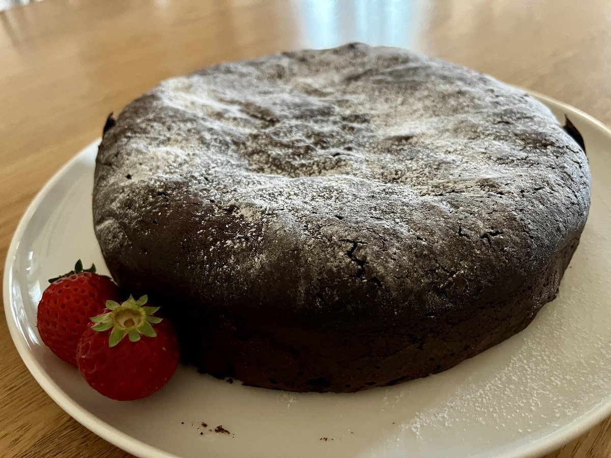 チョコも値上がりしてて
大変だったよー

と、
妻が嘆きながらも作ってくれたのは
ガトーショコラ。
                                                                                              
息子たちも大好きな妻の手作り。