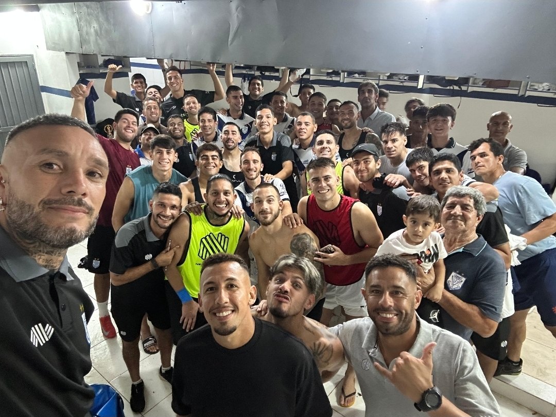HayFutbolpy's tweet photo. FESTEJO DEL ESCOLTA 

El vestuario de Ameliano, post victoria y escolta del puntero Olimpia.

#HayFutbolpy https://t.co/4Fq2eqfVWQ