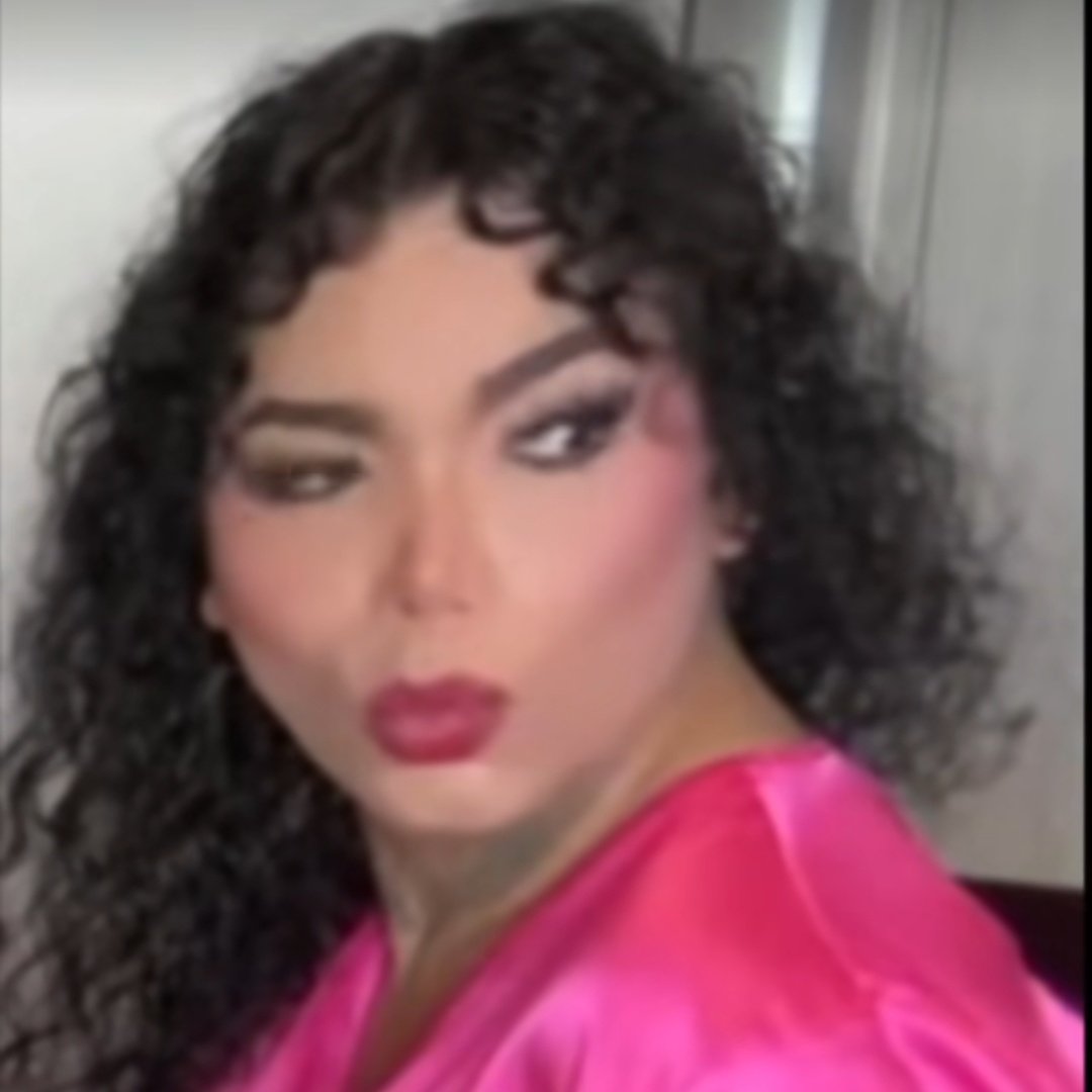 postxmarconiv's tweet image. Alejandro as Paolita Suárez 🥰