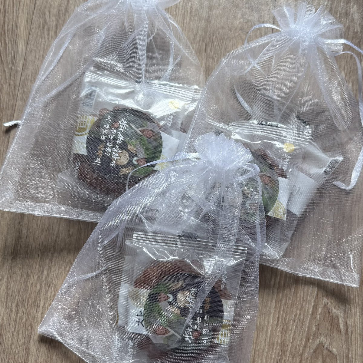 저 사실 약과 4개 받았어요….♡ 
ㄴ 근데 왜 3개냐고요? 당 떨어져서 하나 먹어써요