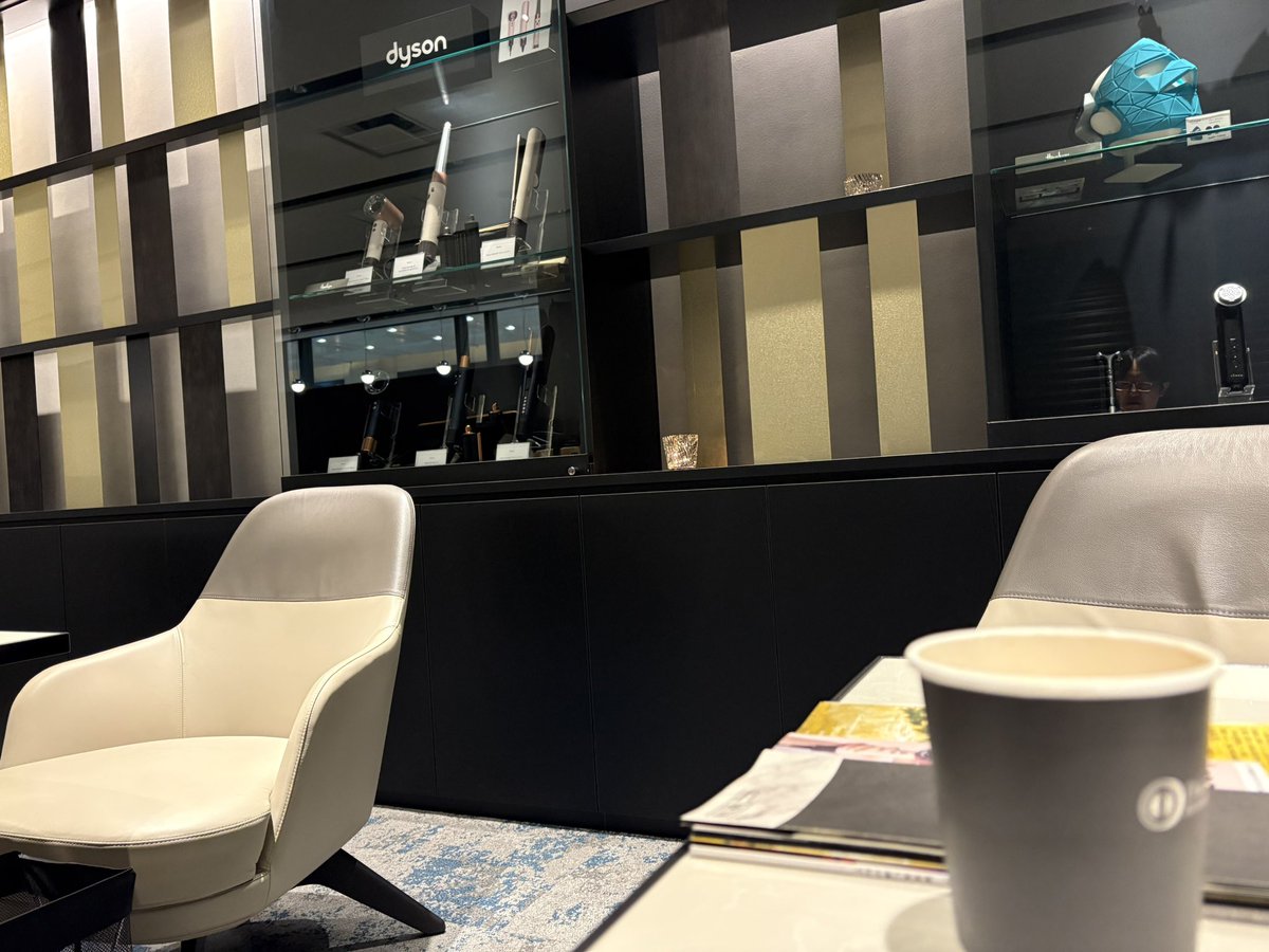 granc777's tweet photo. 某会員専用ラウンジ✨
セレブリティな感じの人結構いるな
何がすごいって無料で休める場所にめっちゃ優秀そうなコンシェルジュと呼ばれる人が3人もついてる
田舎者バレないように頑張って小金持ちオーラ出すか
出るのか？笑 https://t.co/caxEmNhQrE