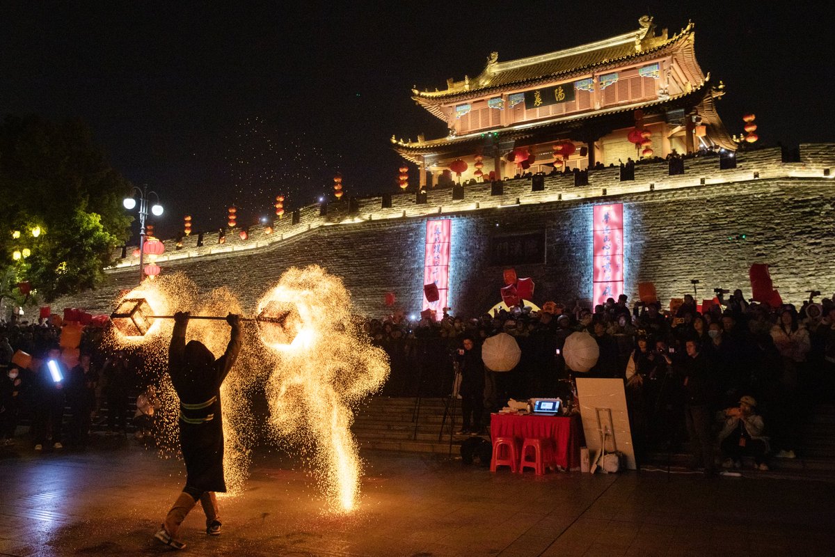 XICC2024's tweet photo. On Feb.14, 2026, Xiangyang, China: locals welcome the #ChineseNewYear by flying sky lanterns and experiencing intangible cultural heritage. #EchoesOfSpring #BeautifulCNY #YearOfHorse #SpringFestivalGifts #SpringFestivalGlobalJoy #ChineseLunarNewYear #YellowRiverSpringFestival https://t.co/qeiAuqFWfO