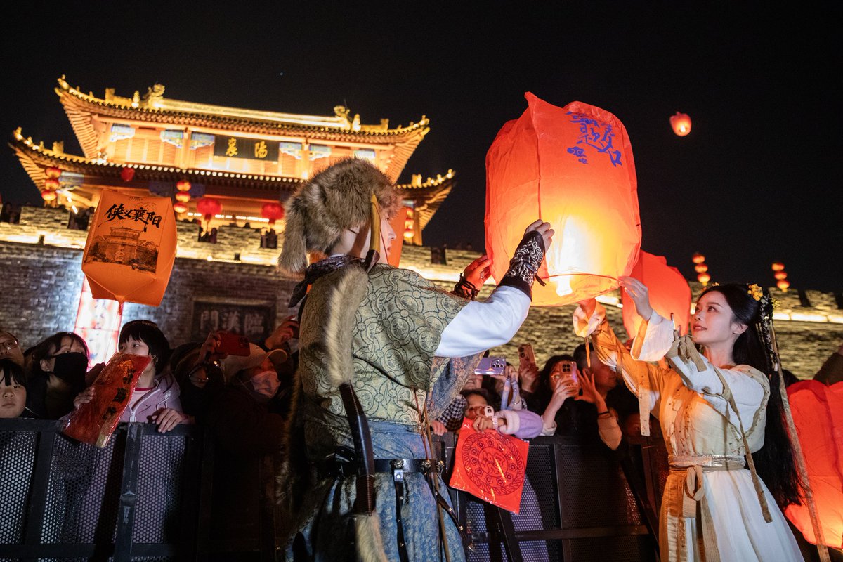 XICC2024's tweet photo. On Feb.14, 2026, Xiangyang, China: locals welcome the #ChineseNewYear by flying sky lanterns and experiencing intangible cultural heritage. #EchoesOfSpring #BeautifulCNY #YearOfHorse #SpringFestivalGifts #SpringFestivalGlobalJoy #ChineseLunarNewYear #YellowRiverSpringFestival https://t.co/qeiAuqFWfO