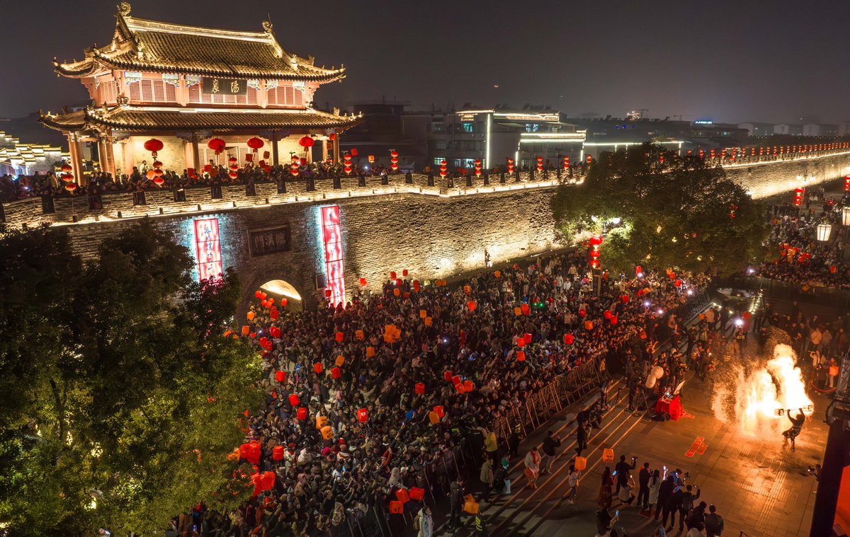 XICC2024's tweet photo. On Feb.14, 2026, Xiangyang, China: locals welcome the #ChineseNewYear by flying sky lanterns and experiencing intangible cultural heritage. #EchoesOfSpring #BeautifulCNY #YearOfHorse #SpringFestivalGifts #SpringFestivalGlobalJoy #ChineseLunarNewYear #YellowRiverSpringFestival https://t.co/qeiAuqFWfO
