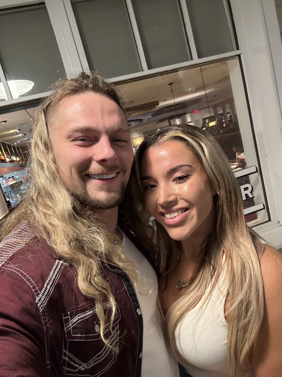 LexisKingWWE's tweet photo. I took my girl to Red Lobster for Valentine’s Day! ❤️🦞👑

#WeAreNotTheSame 
#cheddarbiscuits https://t.co/RUUYEOLf1r