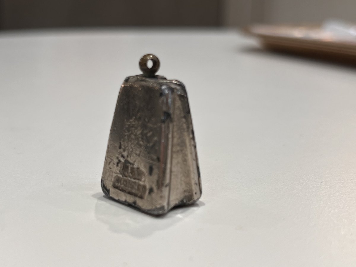 大江戸骨董市にて。鉛筆削りは釣鐘型？で、紐を通せる形。 背面の刻印