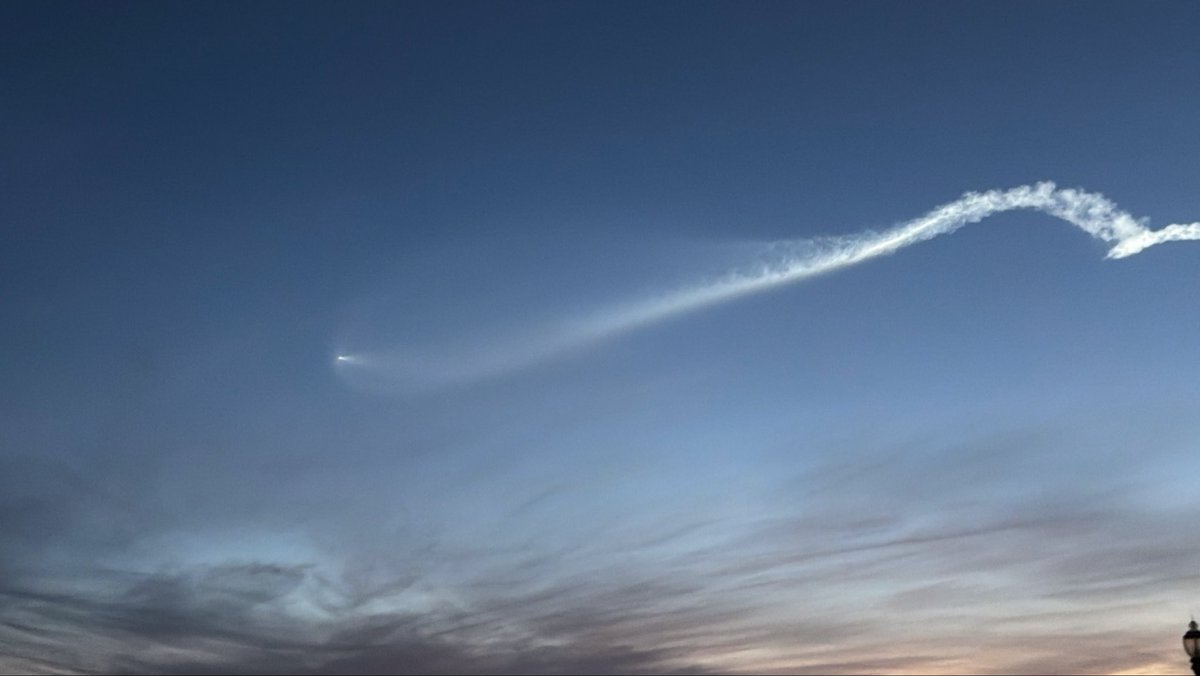 RtgRtw's tweet photo. Que es esto en #LosAngeles #sky #asteorid @NASA_es  #starlink https://t.co/Lr2IC97sDc