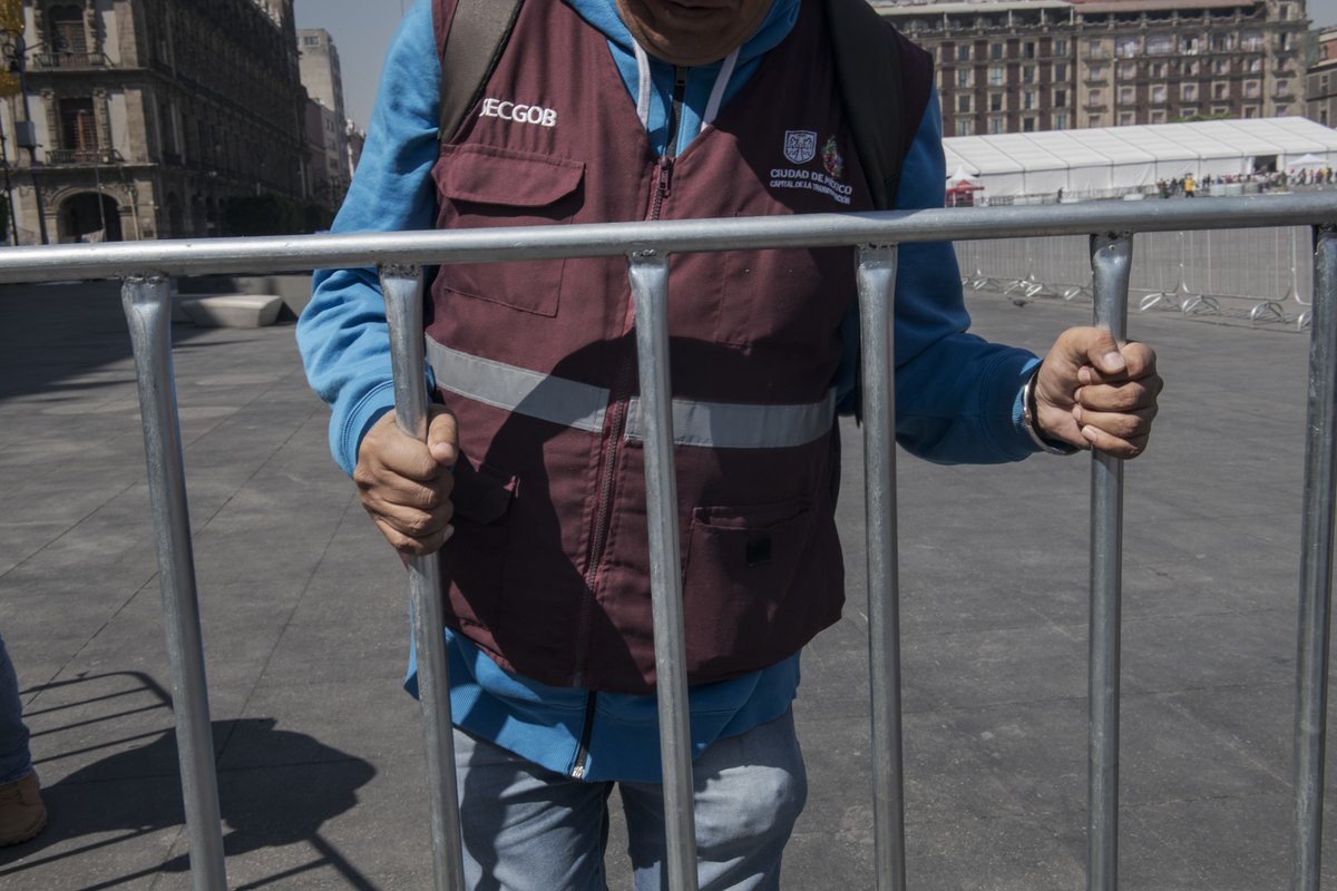 El <a href="/GobCDMX/">Gobierno de la Ciudad de México</a> invirtió 50 mdp para hacer de la Plaza de la Constitución un corredor 100 % peatonal, pero la cantidad de vallas colocadas en la zona dificulta también el cumplimiento de dicho propósito.

No se puede atravesar ni caminar por el Zócalo debido a que se encuentra