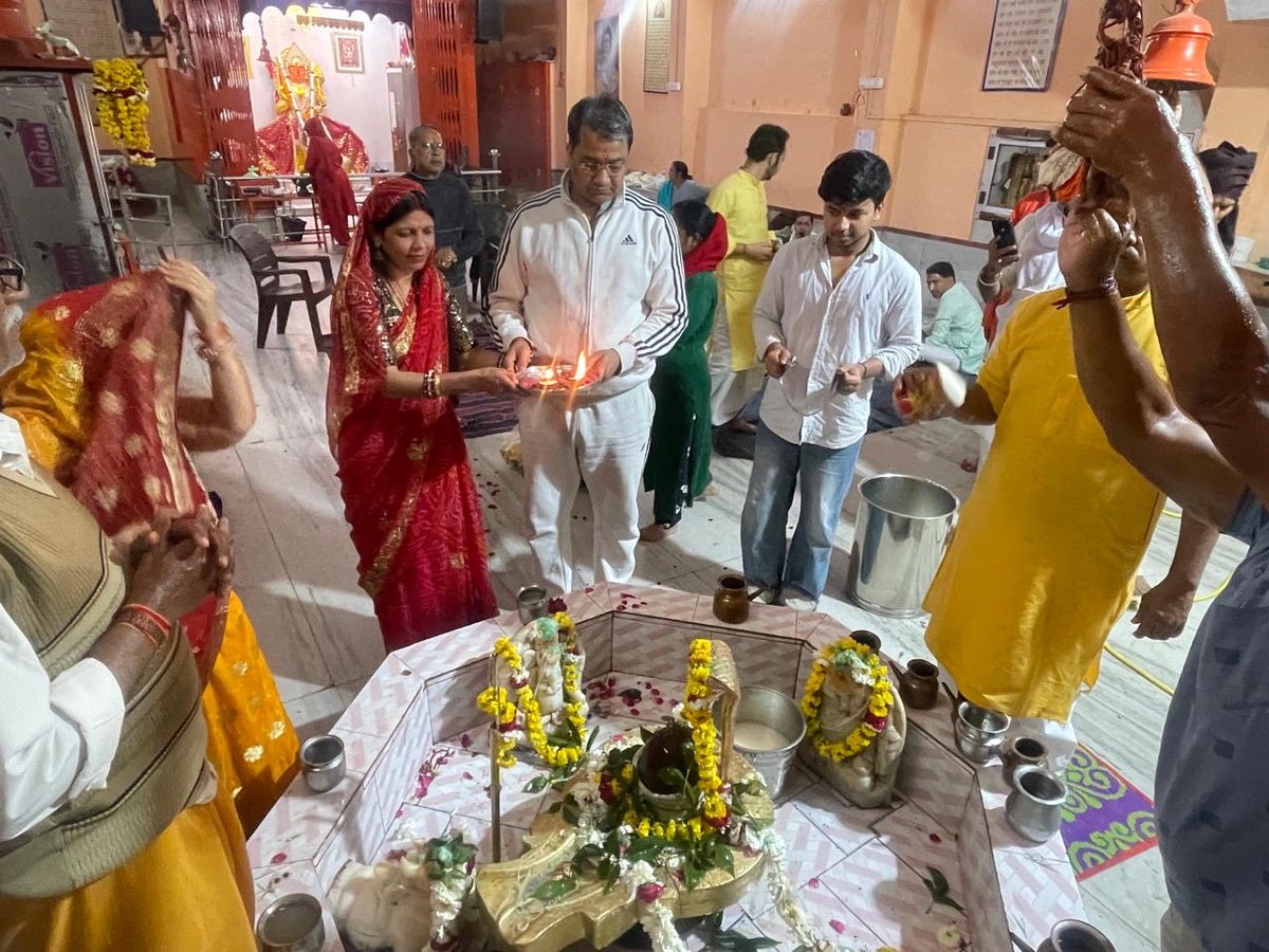 कोटा स्थित श्री श्री 1008 बनखंडी बालाजी मंदिर तथा भीमगंज मंडी में श्री कमलेश्वर महादेव मंदिर में अभिषेक मध्यरात्री को करने का सौभाग्य प्राप्त हुआ।

भोलेनाथ की असीम कृपा, दिव्य वातावरण और मंत्रोच्चार के बीच मन को अद्भुत शांति और ऊर्जा का अनुभव हुआ।
महादेव का आशीर्वाद हम सभी के