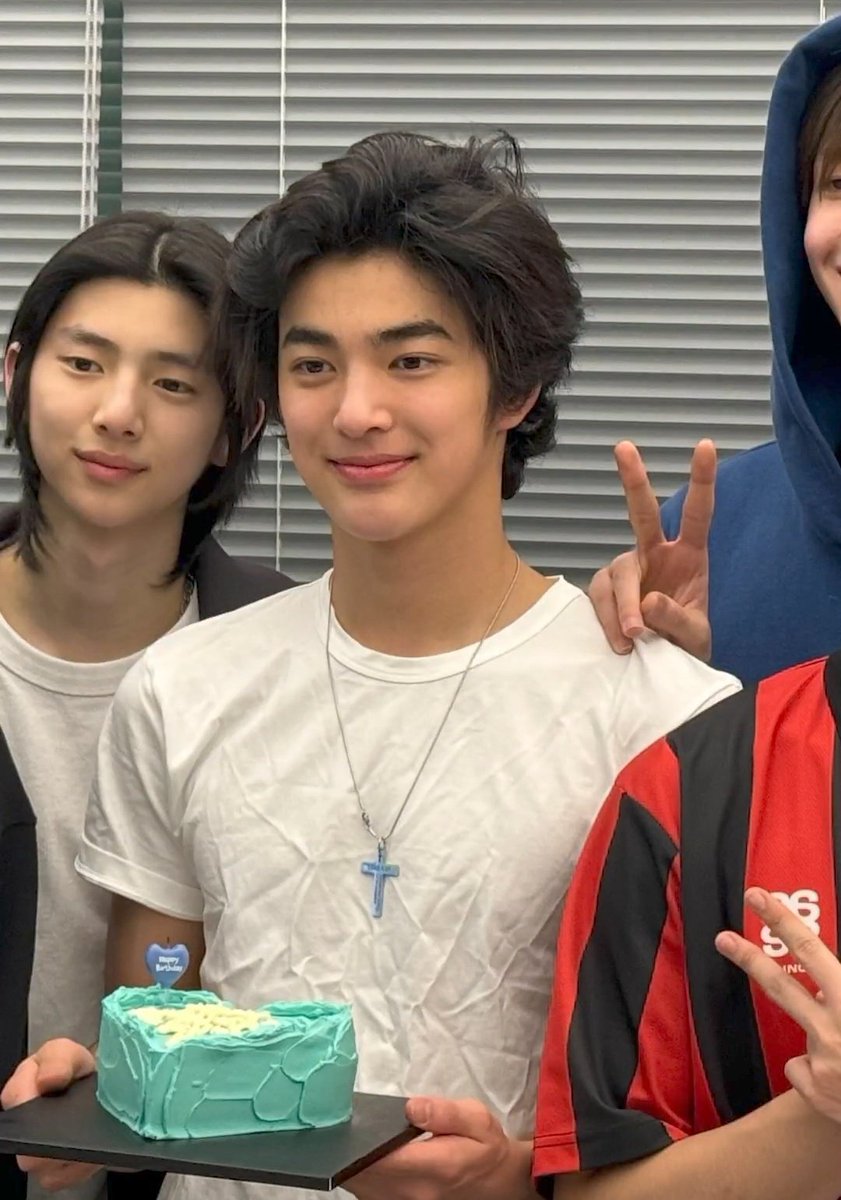 Rambut gondrong ini yg dibalik setiap ciput itu aowkaowkaowk