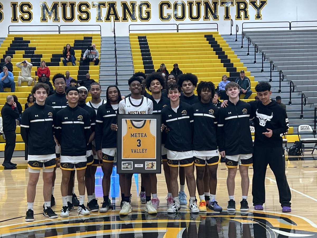 METEAHOOPS's tweet photo. Tonight we celebrated Tre Watkins on becoming the all-time leading scorer at Metea Valley. Congratulations, Tre! Keep up the hard work! https://t.co/v7Tlq4B85u