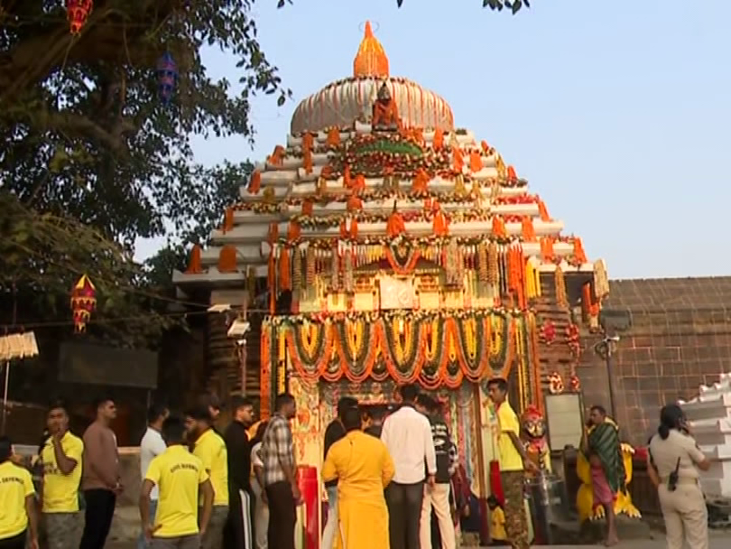 otvkhabar's tweet photo. #ରାତି_୧୦ଟାରେ_ଉଠିବ_ମହାଦୀପ
-ଲିଙ୍ଗରାଜ ମନ୍ଦିରରେ ରାତି ୧୦ଟାରେ ଉଠିବ ମହାଦୀପ
-ଲୋକନାଥ ପୀଠରେ ଭୋର୍‌ ୪ଟାରେ ମହାଦୀପ ଉଠିବ
#MahaShivaratri #LingarajTemple #Mahadeep #Bhubaneswar #HarHarMahadev #LokanathPitha #Shivaratri2026 #OdishaTemples #Mahadeepa #OTV https://t.co/yFmiamUan8