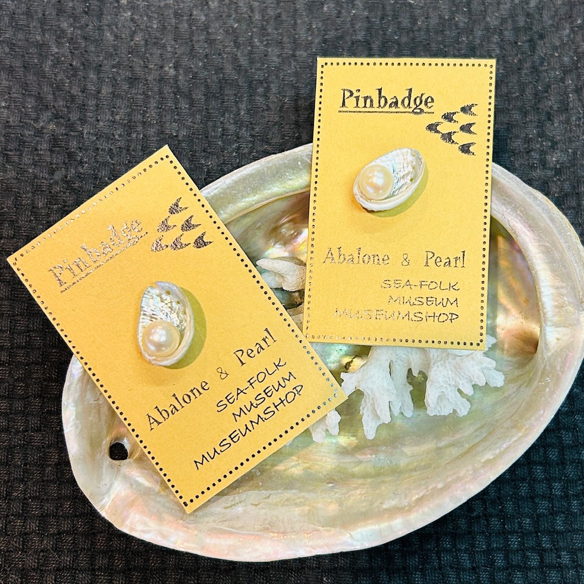 お久しぶりのアワビ貝ピンバッチ
最近出張が多い商品です。アワビの稚貝にあこや真珠を組み合わせています♪

umihaku.theshop.jp/items/29987717