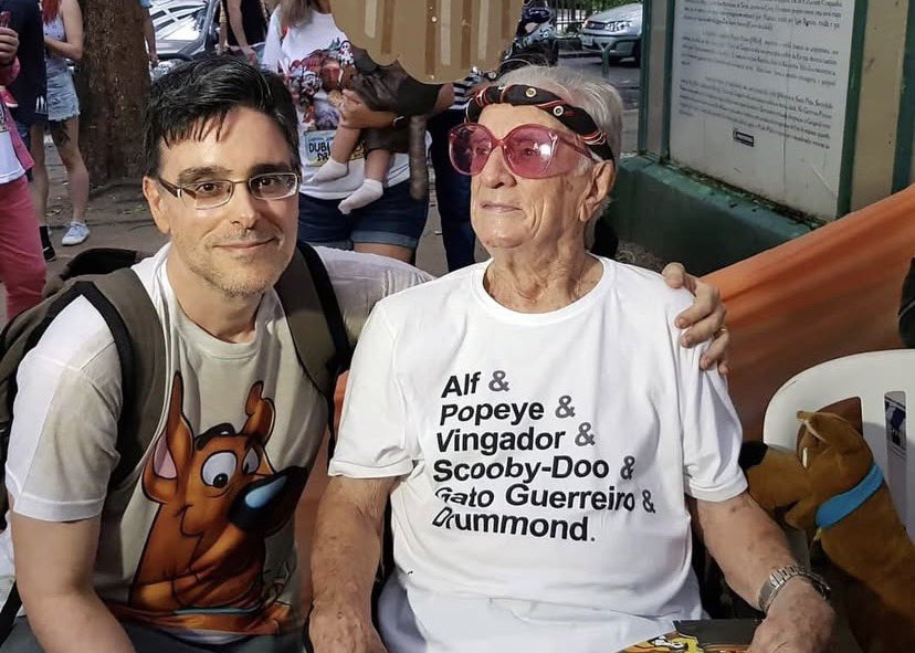 Registro do Carnaval de 2019: 
Homenagem ao centenário do Drummond.

Ele com 100 anos foi pro bloquinho! 🥹
