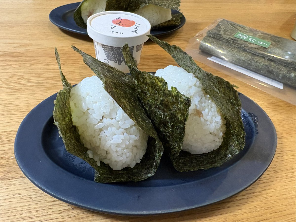 炊き立ての新米をおにぎりにして食べました
1人で１合食べました🌾