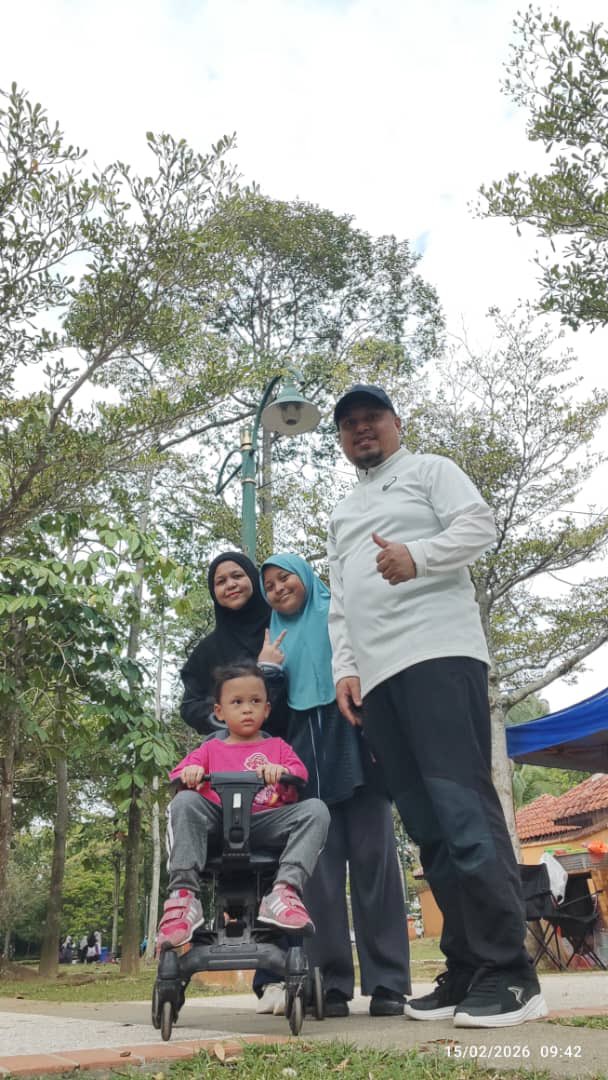 HasanuddinYunus's tweet photo. Semasa kami melakukan senaman “Brisk Walk” di Tasik Cempaka Bangi, terserempak dengan seorang petugas YADIM, isteri dan 2 anaknya. Warga YADIM terlatih untuk menjaga kesihatan demi stamina untuk terus BERDAKWAH dan BERDAKWAH. https://t.co/NmtHwljgMB