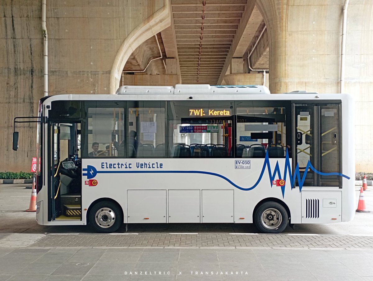 disarankan kalo yg mau njajal agar pake jaket.. dinginnya ndak umum nda..

<a href="/Koridor7R/">7R | Cibubur - Pluit</a> 
<a href="/BuswayFansC/">Busway Fans Club</a> 
<a href="/AdiiAFVs/">A D I F V</a> 
<a href="/txttransportasi/">Txt Transportasi Umum</a> 
<a href="/calomagang/">txt.daricalo</a> 
<a href="/TfJakarta/">Transport for Jakarta - FDTJ</a>