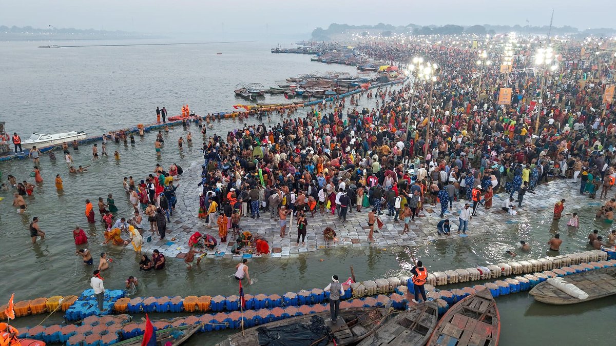 देवाधिदेव महादेव की उपासना को समर्पित 'महाशिवरात्रि' के पावन स्नान पर्व पर आज तीर्थराज प्रयाग की त्रिवेणी संगम में आस्था की डुबकी लगाने हेतु पधारे सभी पूज्य साधु-संतों, धर्माचार्यों, कल्पवास के लिए पधारे साधकों एवं श्रद्धालुओं का हार्दिक अभिनंदन।

देवाधिदेव महादेव एवं पुण्य