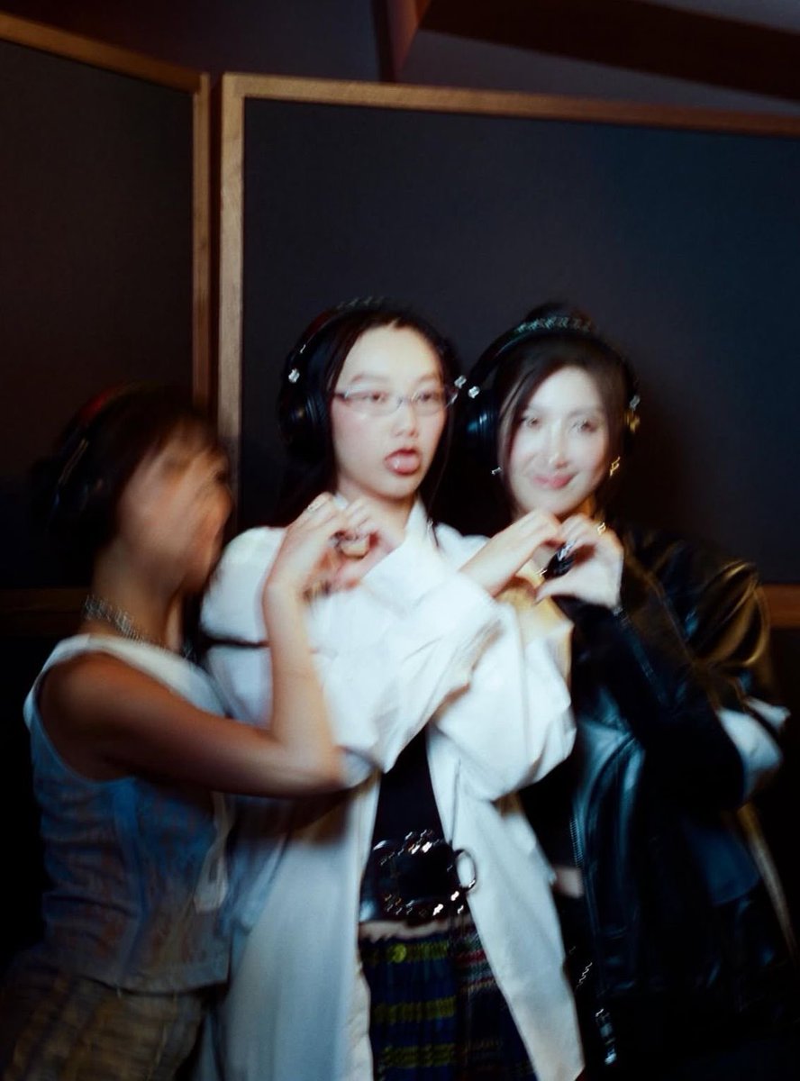 something about this genre of irlhuntrix pictures.