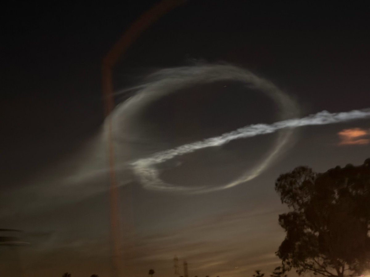 stephanielcali's tweet photo. This is in LA sky right now https://t.co/eEgtULsm29