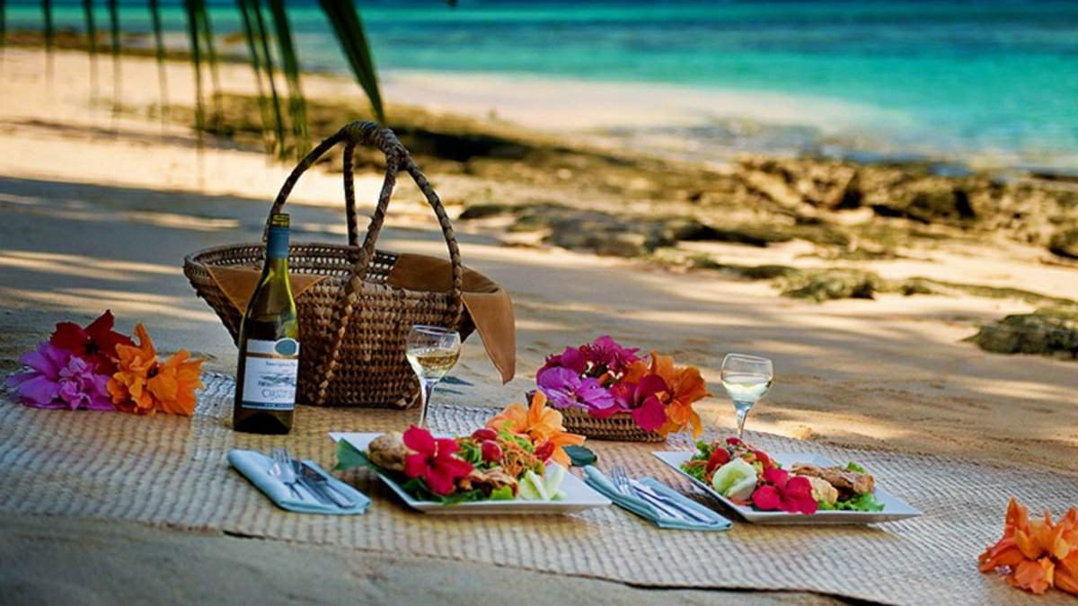 Valentinstag begann romantisch mit Kerzen und Dinner – bis der Herd explodierte, die Reservierung doppelt vergeben war und das Taxi im Stau steckte. Am Ende saßen wir lachend zwischen Pizzakartons und Kerzenresten. Chaos pur, aber irgendwie perfekt.
#ValentinesDay #valentines