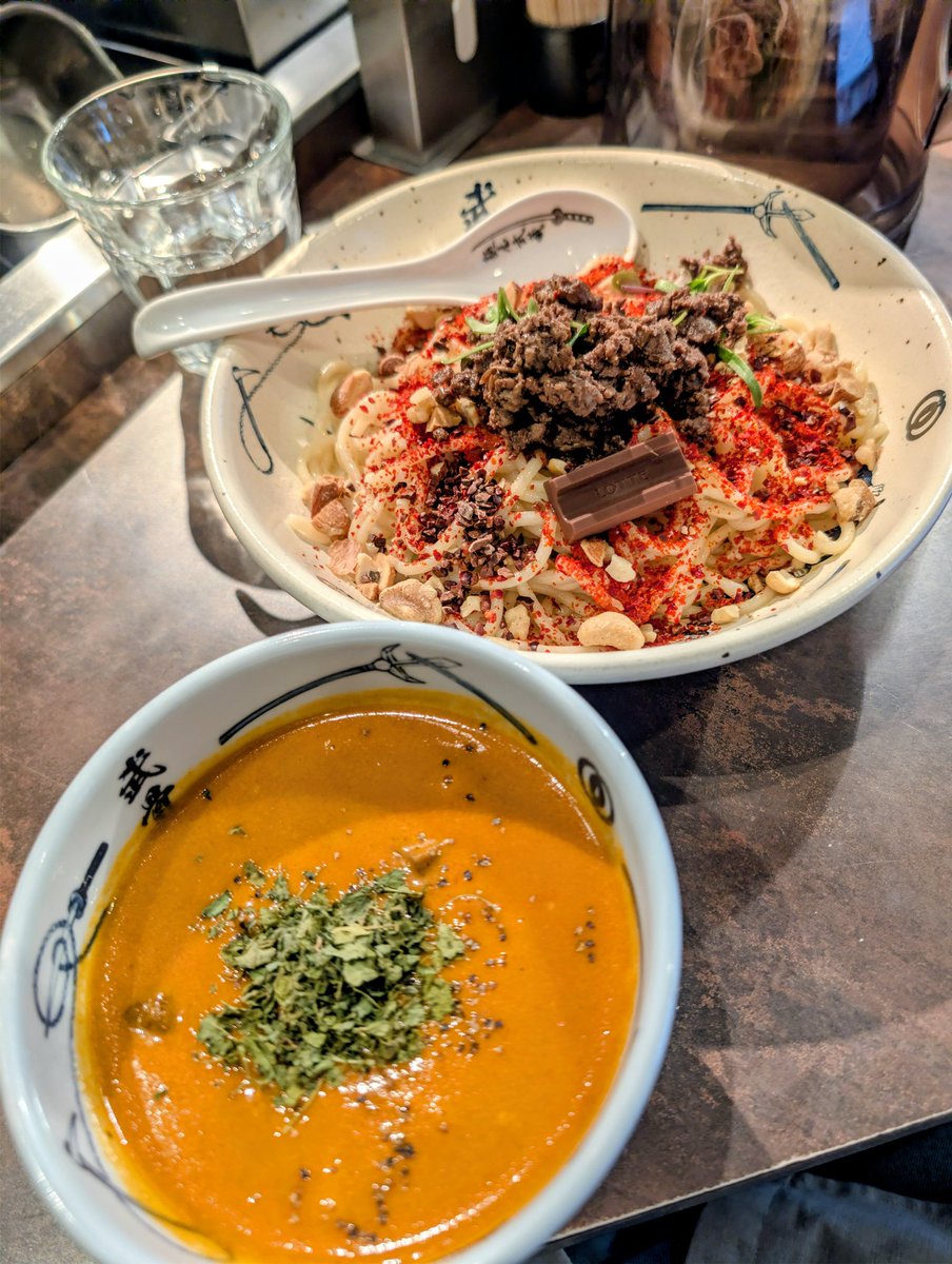 bow_wanko's tweet photo. 渋谷麺屋武蔵無骨外伝限定、つけガーナ2026🍫
これとガーナの板チョコ付いてきました。
ラム肉ゴロゴロ入ってて、甘いけどカレー寄りのスパイスもちゃんと感じるすごく不思議なつけ麺でした。 https://t.co/hL8UDLSL5n