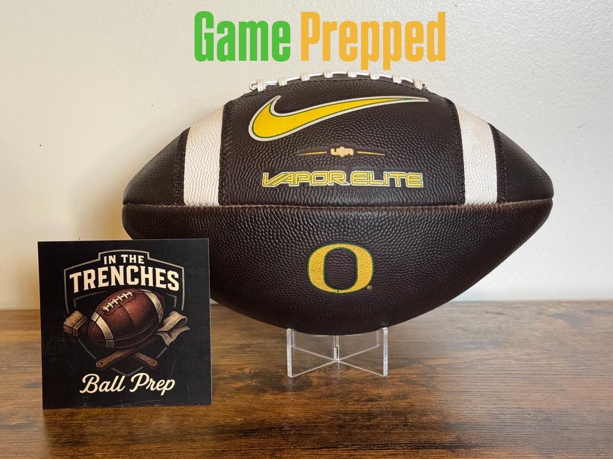 thetrenchesprep's tweet photo. Game prepped University of Oregon Nike Vapor Elite! Hit me up for all your game prep, repair, and restoration needs. 

https://t.co/nZw8jnF3d2 https://t.co/2Qz1kMgsBL