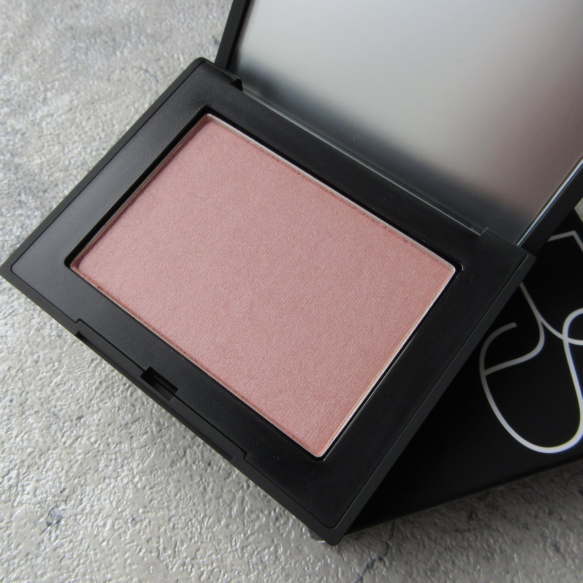 kyaricosmetics's tweet photo. NARS  ブラッシュ N
906 LOVES ME NOT

2週間ほど前、アットコスメストアで運良くラス1に出会いお持ち帰り🙂‍↕️🤍 肌に溶け込むような馴染み方の艶々ピンクベージュでとっても上品。
これはいいお買い物したな〜〜🧺

#コスメ購入品 https://t.co/PffARldsxv