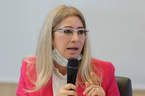 NO soy muy dado a estos días..

PEROoooo, hay que reconocer en esta mujer, al menos 2 cosas...

EL gesto, de acompañar a su esposo cuando era secuestrado por los cobardes gringos..
SOLO es ...
AMOR y LEALTAD..!!