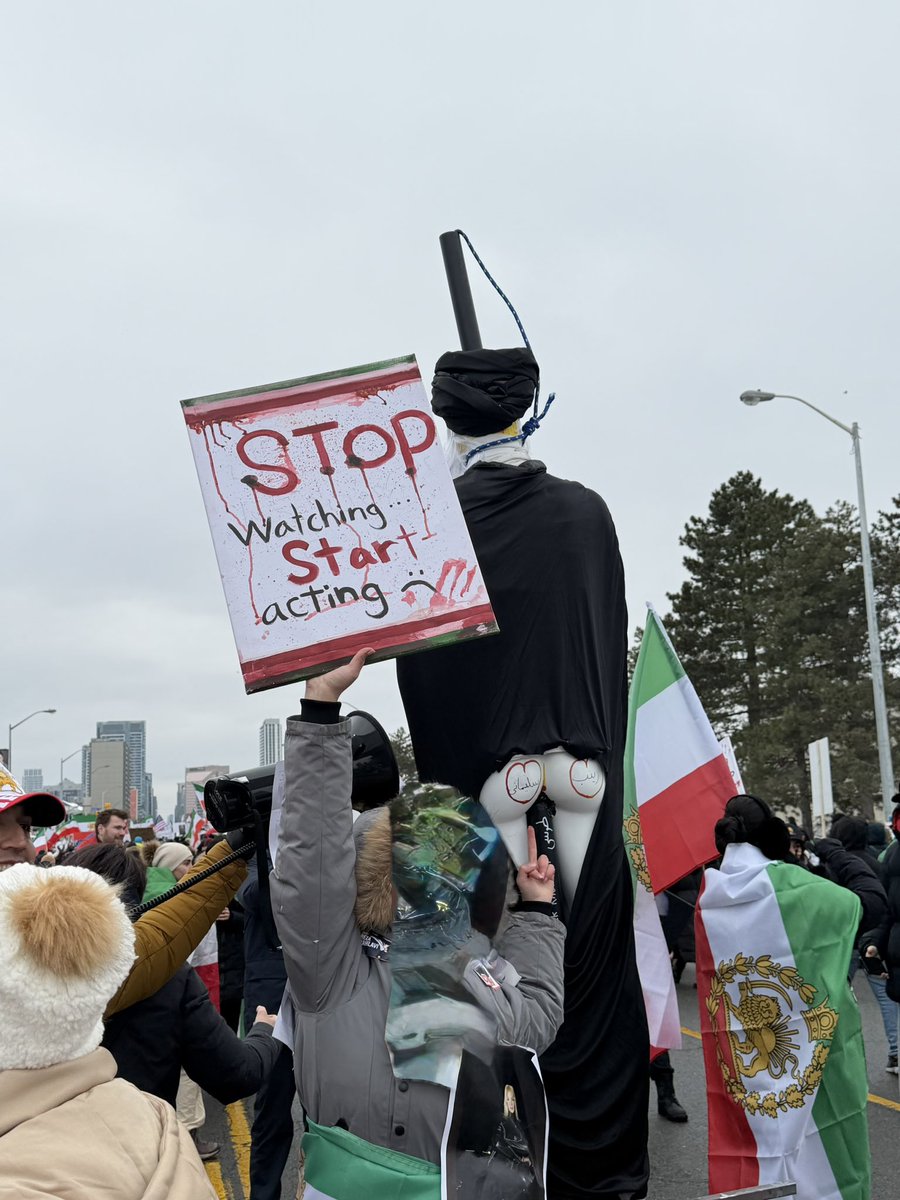 FreeWoman14011's tweet photo. تورنتو شهری که امروز عرزشی ها رو تا ته سوزاند …

#IranMassacre #IranianRevolution2026 #Feb14ForIran #Toronto https://t.co/pp3eMenRLT