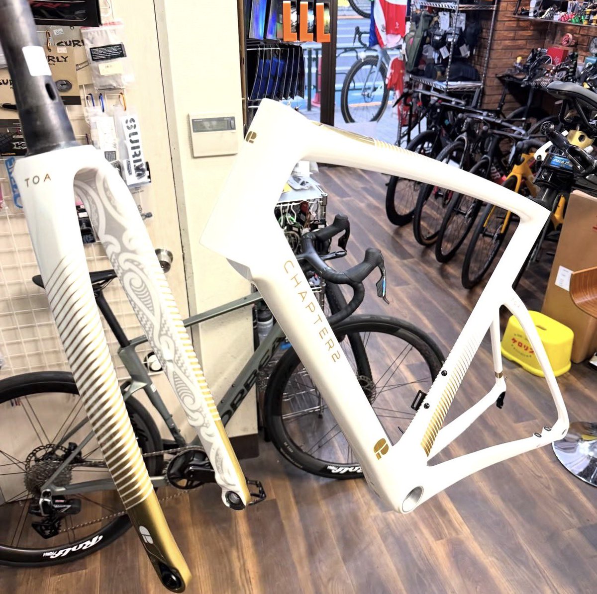 u2bikes's tweet photo. 話題的に落ち着いてるけど
CHAPTER2🇳🇿
他ブランドが意識する前から
レーススペックな技術に素材を使ったうえで
乗りやすく、扱いやすく。
更にマオリ族の意匠をあしらったり
更常に特別感のあるデザインのものを
ラインナップ。
こちらのフレームも特別感たっぷり🤘
 #ロードバイク
 #CHAPTER2BIKES
 #店頭展示ご相談 
 #組み上げ
 #U2BIKES