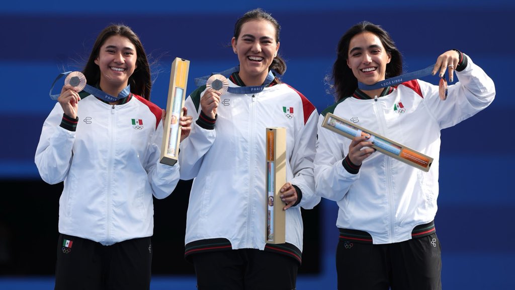 Miniki's tweet photo. Except for the football team, is hard not to feel incredibly proud and emotional when a Mexican makes it into ANY sport. I know they just did it because they worked very hard and were painfully stubborn as they don’t get much support here. They truly have to fight for it. https://t.co/xO6OJr6dnp