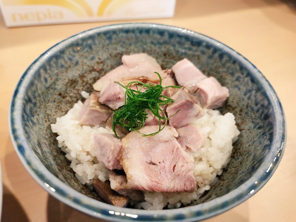 国立　矢川　らーめんくし田
限定　カレーらーめん大盛＋ワンタン
肉飯

スパイス系限定と聞いて無理くり出勤時間をずらしてくし田へ
くし田さん曰く気づいたらカレーらーめんになってたという話だが、スパイスの香り良くめっちゃ美味🍛
すりおろされた野菜？チャツネ？の甘味と脂の融合が神だった🙏