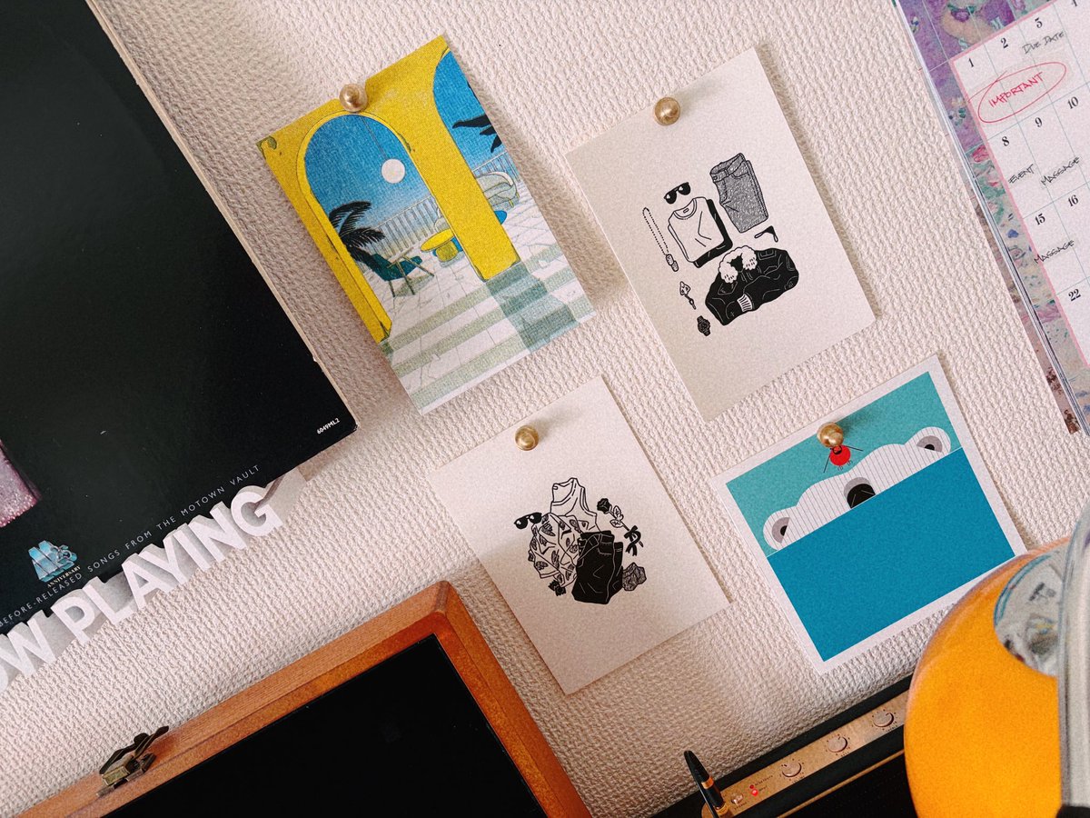 マステだと粘着弱いしでもピンでポストカードに穴あけちゃうのもな〜って思ってたんだけど、壁に画鋲刺してポストカードの上からマグネットで留める形に落ち着いた　いい感じ❣️